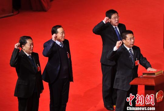 山西省人大常委会新当选人员向宪法宣誓。 记者韦亮 摄