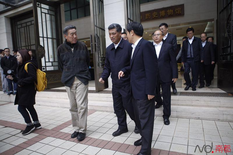 鞠躬、献花 深圳市委书记马兴瑞、市长许勤带