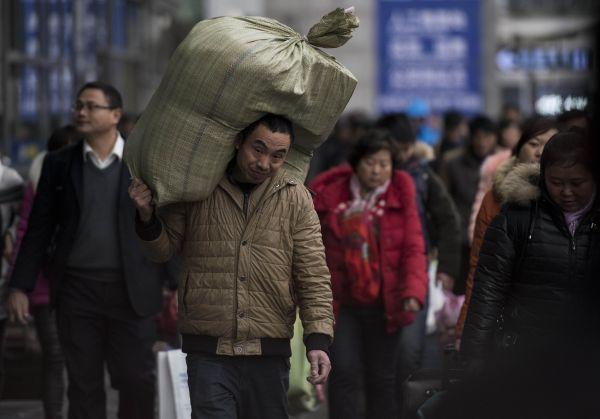 外媒:中国农民工春节返乡潮 城乡在进退两难
