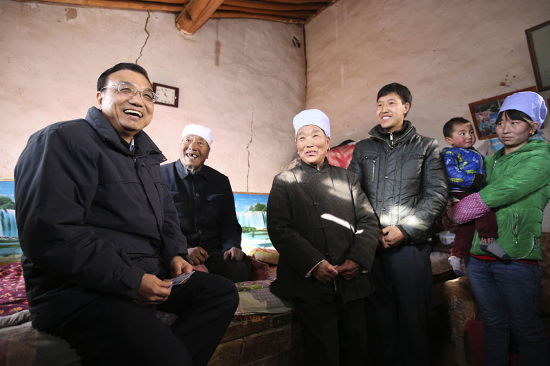 李克强西海固山路颠簸一小时入户看望特困村民