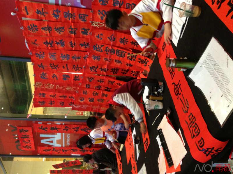 今年不收压岁钱珠海小学生摆摊卖板报_新浪小学六一节春联图片