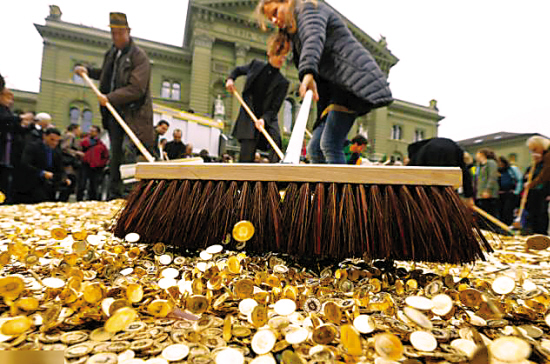 瑞士公投:全民每月发一万六千块钱,你同意吗?