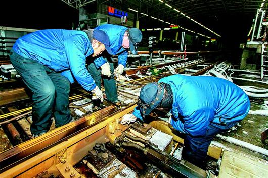 图文:地铁道岔紧急涂油润滑