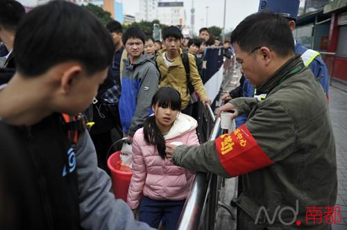 南都直击广州火车站:旅客身体不适,执勤人员急