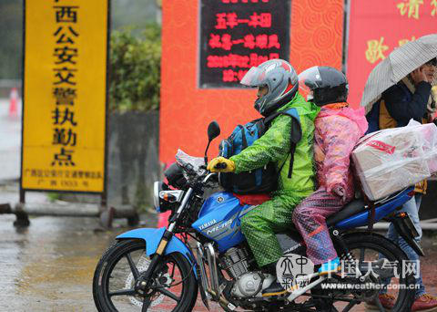 广东广西持续降雨 骑行返乡更艰难