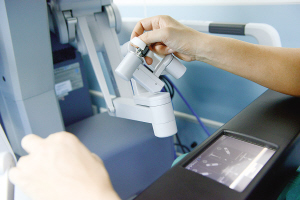 首台3D视觉系统达芬奇机器人在津启用(图)