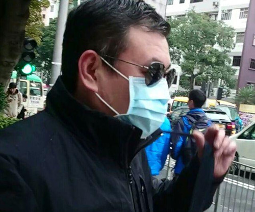 另一被告香港男导游胡彦南。