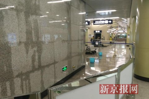 地铁14号线九龙山站漏水 多部电梯停止运行