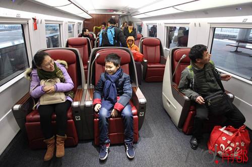 南都直击|硬座票换乘高铁不加价 广州火车站旅