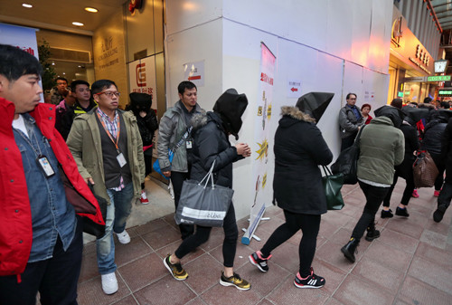 香港警方搜查10间财务中介公司 69人涉诈骗被