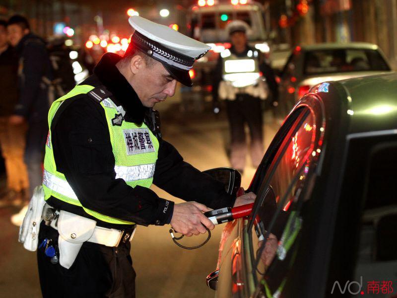 司机小心!佛山全城查酒驾 检测有了新神器