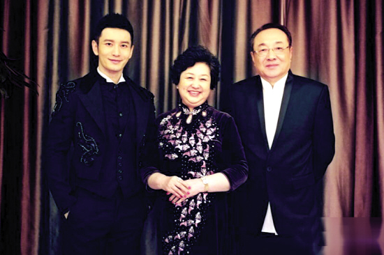 黄晓明携父母送观众青岛大虾