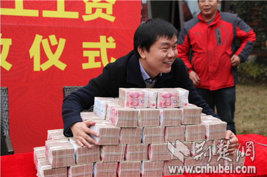 联投置业筹千万元给黄冈农民工现场发工资