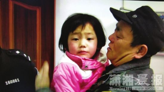 5岁光脚女孩高速路上找妈妈 10小时后回到家