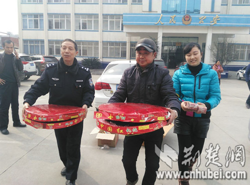 回家探亲遇禁鞭 襄阳市民主动上交千余元烟花