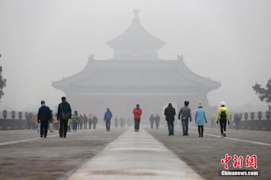 资料图：2015年12月25日，北京市气象台升级发布霾橙色预警信号。 中新社记者 富田 摄