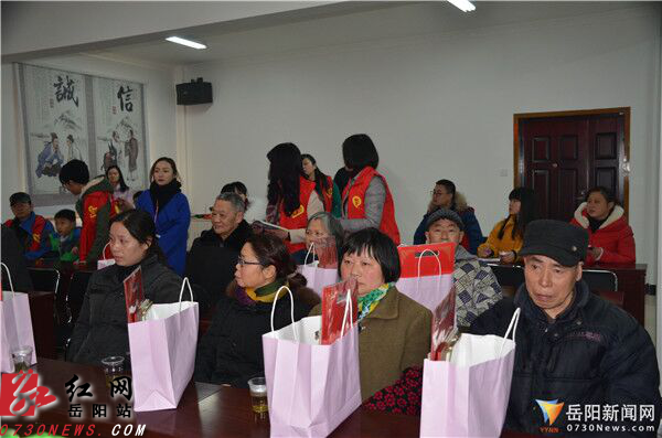 岳阳启动敲门计划公益活动为空巢老人送温暖
