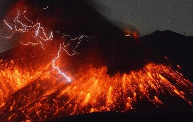 日本鹿儿岛市樱岛火山喷发 气象厅上调警戒级别