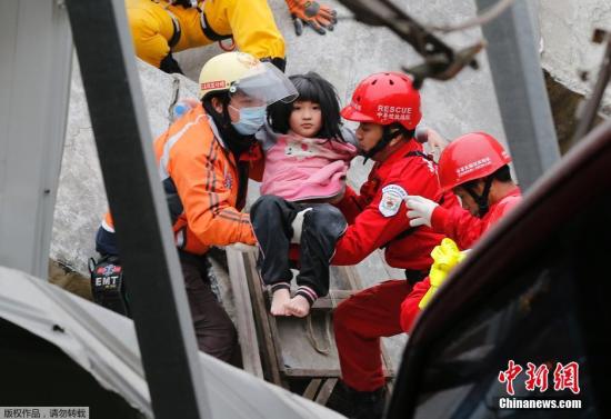 资料图：救援人员营救出一名被困的小女孩。