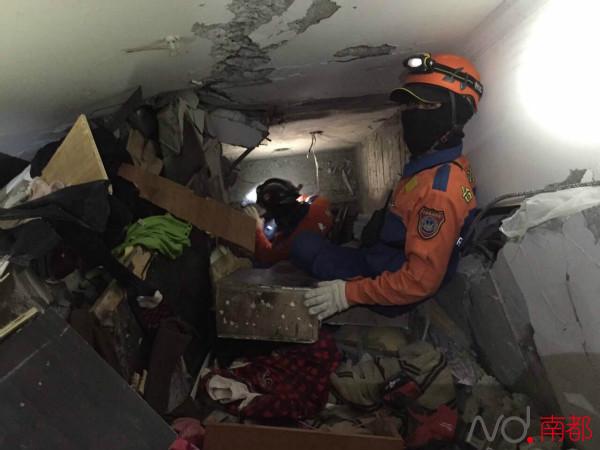 台湾地震:14岁女孩被楼板压住 被困26小时后获