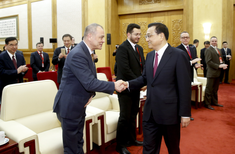 李克强与外国专家谈中国经济:没有过不去的火