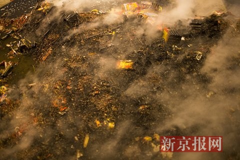 东城区一燃放后的烟花炮竹堆发生自燃