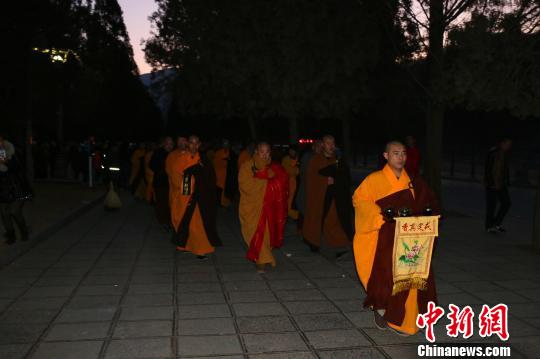 早殿结束后，少林寺方丈释永信率少林僧众前往初祖庵祭祖。 少林寺供图 摄