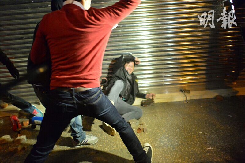 香港旺角街头发生骚乱 警民冲突最少44警员送