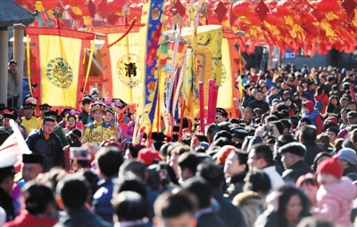 昨日，八大处公园庙会，游客在观看大型宫廷实景广场剧“皇帝拜山”。新华社记者 李俊东 摄