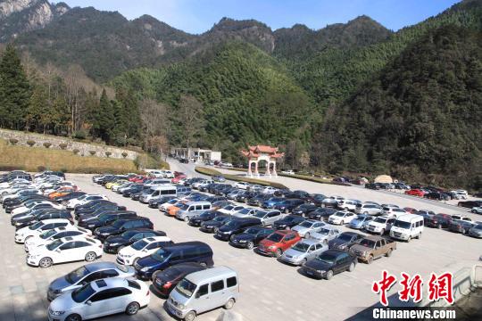 黄山迎来春节首个客流高峰 家庭游自驾游居多
