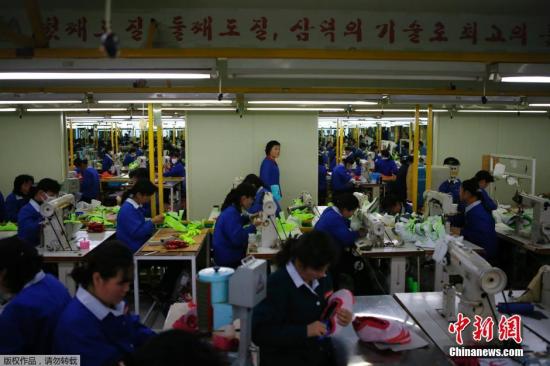 资料图：开城工业园区的朝鲜工人在工厂工作。