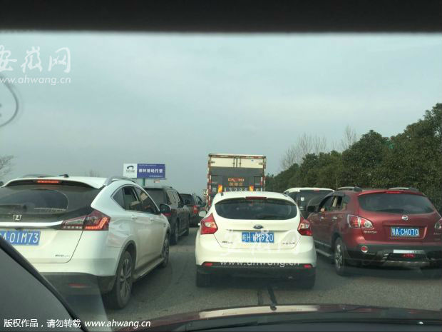 G3高速庐江段多轿车挤占应急车道 救护车无法