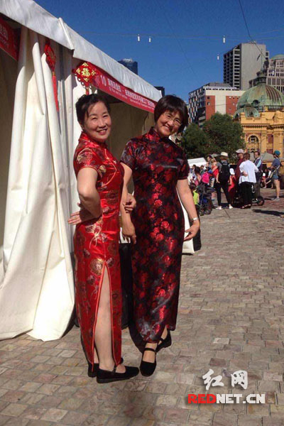 【新春走基层】澳洲侨胞秀旗袍跳广场舞 带来