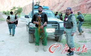 阿富汗当地全副武装的警察。