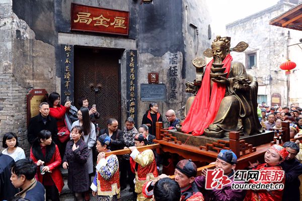 湖南洪江古商城年味浓 初五拜财神游客倍增(图)