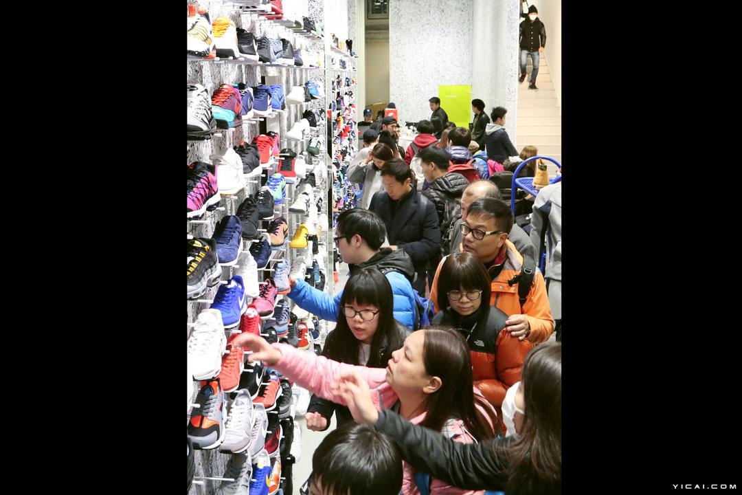 春节长假买买买! 中国游客“挤爆”日本免税店_新浪财经_新浪网