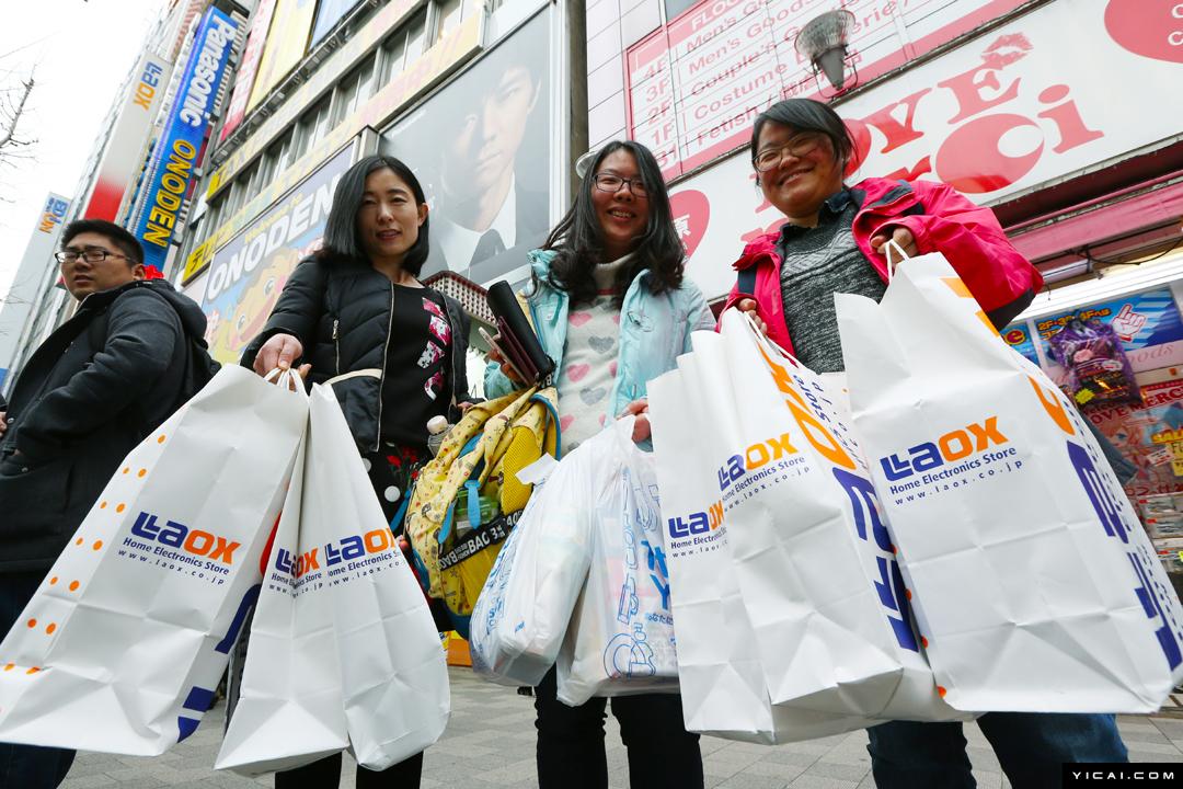 春节长假买买买! 中国游客挤爆日本免税店