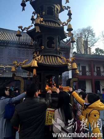 武汉长春观猴年拜太岁倡导使用环保香(图)