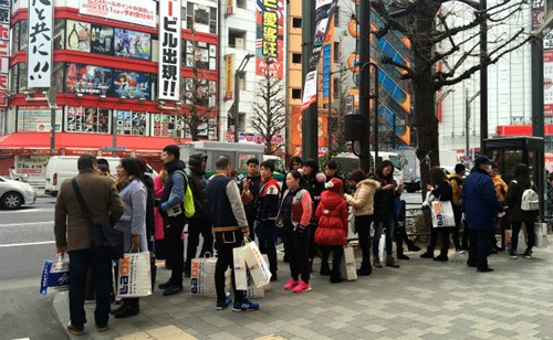 华媒:中国游客春节爆买成日本经济唯一亮点
