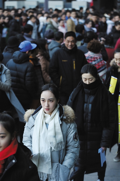 15日，女子偶像团体SNH48的成员赵嘉敏出现在北京电影学院的艺考现场，报考表演系。