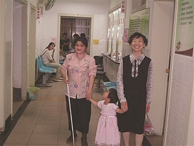 六旬社工义务帮盲人夫妻带了十年娃