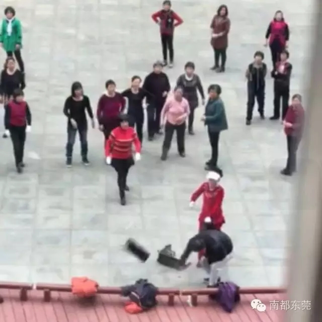 吵死人!东莞男子怒砸广场舞音响遭大妈围攻