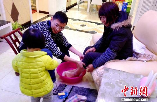一名干部在家为母亲洗脚 王元奎 摄