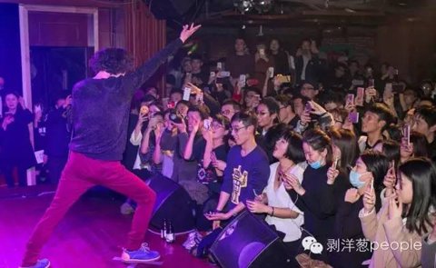 庞麦郎杭州“演唱会”现场。