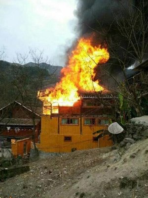 贵州黔东南一苗寨发生火灾 目前大火已被扑灭