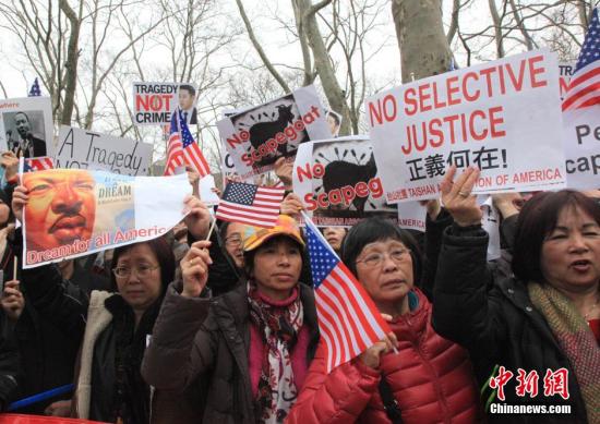 资料图：当地时间2月20日，纽约举行声势浩大的抗议示威活动。来自纽约、新泽西、康涅狄格等多地民众聚集在纽约布鲁克林卡德曼广场公园，声援被判多项罪名成立的原纽约市华裔警员梁彼得，呼吁对其进行“公正审判”。 中新社记者 阮煜琳 摄