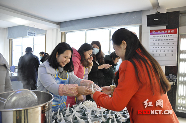 包汤圆猜灯谜 长沙白沙井社区温馨庆元宵