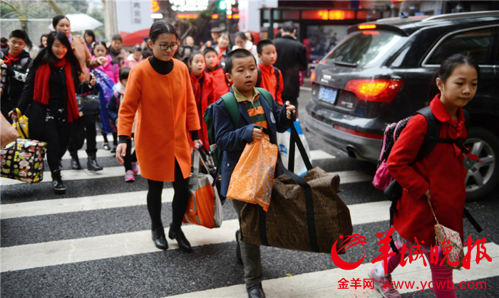 广州市各大中小学迎开学 家长送子女上学好忙