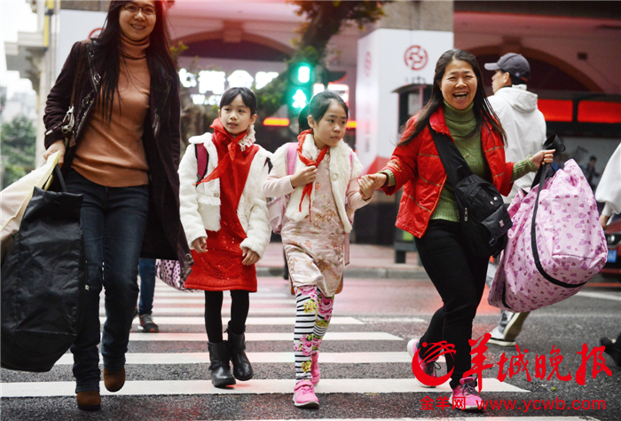 广州市各大中小学迎开学 家长送子女上学好忙碌