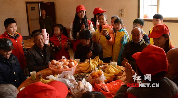 怀化鹤城区民政局深入敬老院开展元宵慰问活动